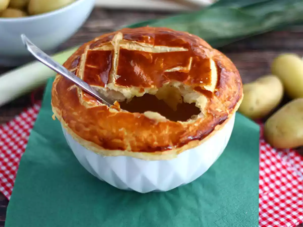 Zupa porowo-ziemniaczana w cieście francuskim - zdjęcie 3