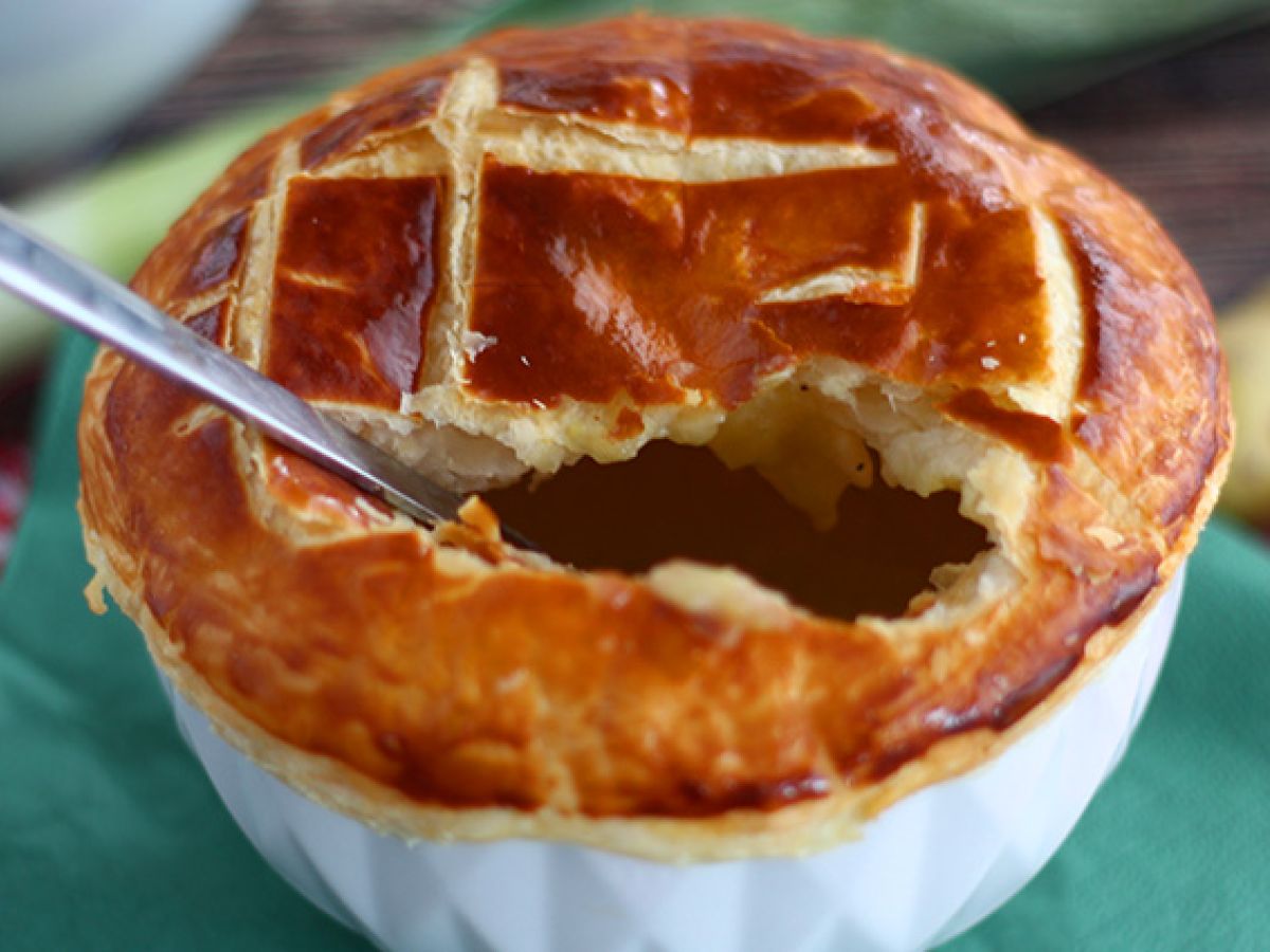Zupa porowo-ziemniaczana w cieście francuskim - zdjęcie 4