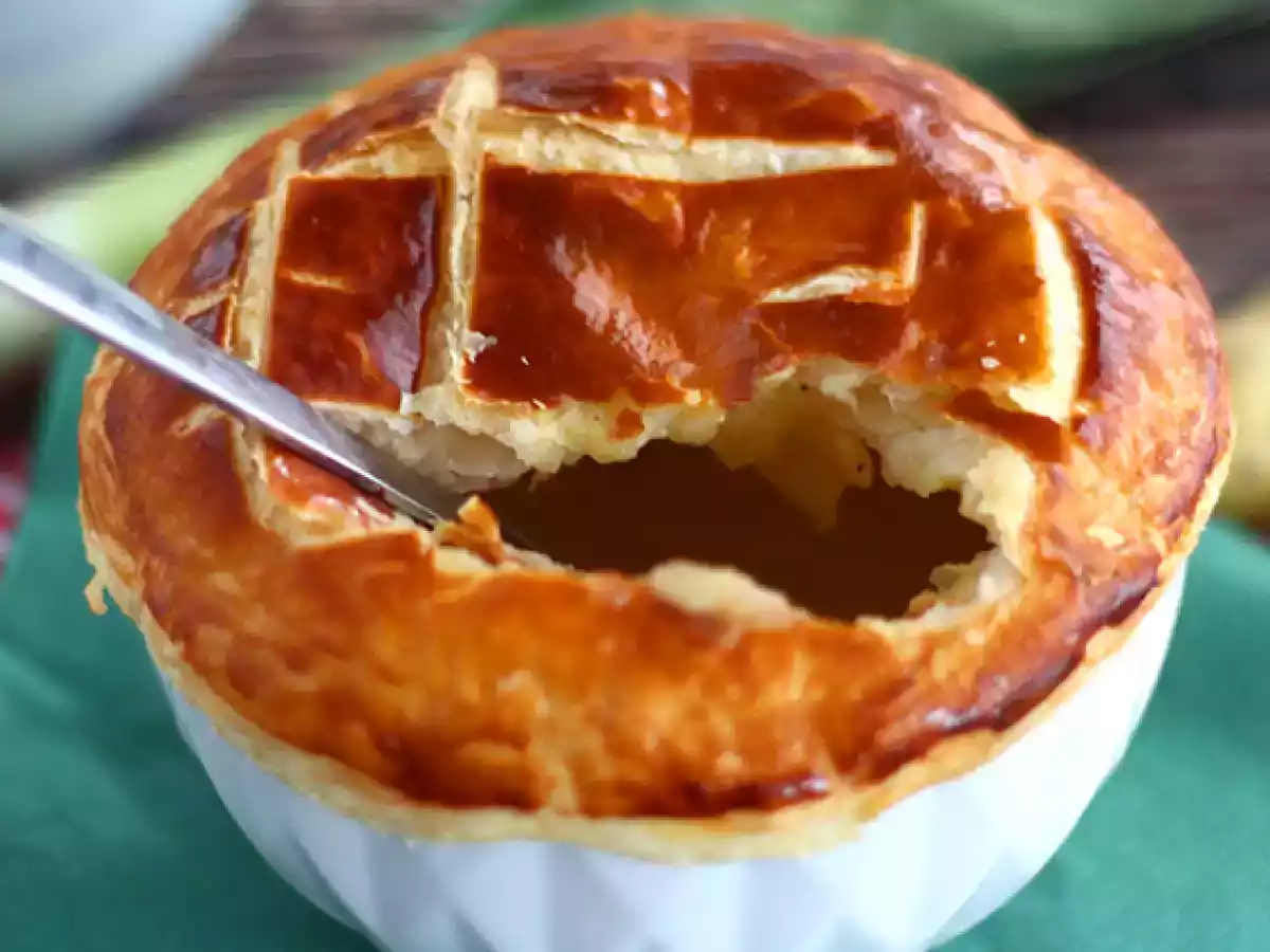 Zupa porowo-ziemniaczana w cieście francuskim - zdjęcie 4