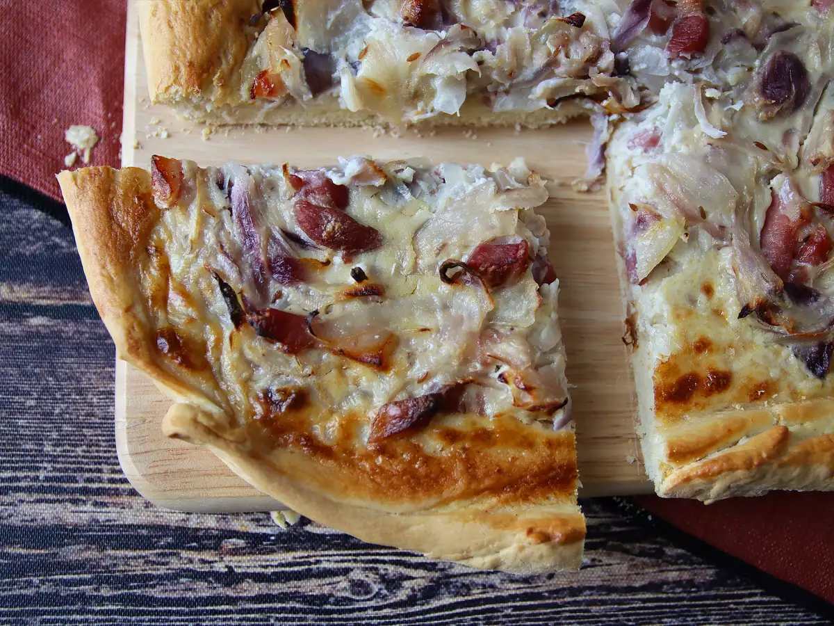 Zwiebelkuchen: niemiecka tarta z rozpływającą się cebulą i boczkiem - zdjęcie 2